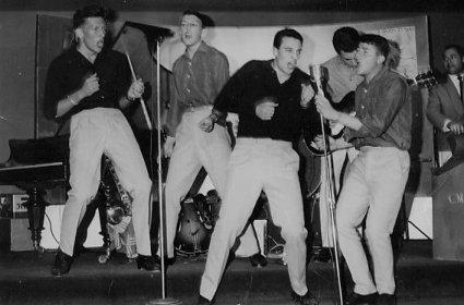 r_1961-1962_pere 100d.jpg - Lycée Regnault - TANGER / MAROC - Pére Cent 62 Photo communiquée par Claude RICHARD Père Cent 62 - Les ''Boîte à Musique''C.Richard, M.Beaulieu, Zambelli, JP Marie, JM Delpias. 